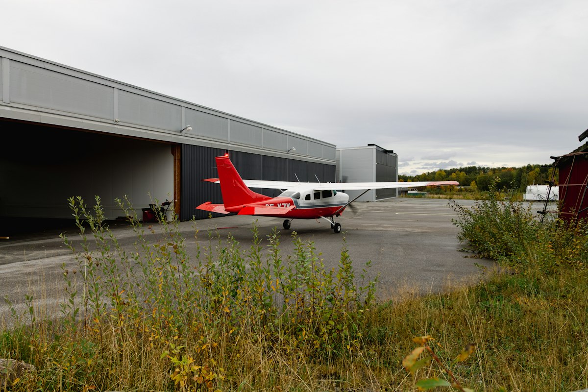 Avioneta en un hangar